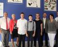 Den Schulbesten Pascal Rackwitz (2,1), Jule Rauh (1,9) und Franziska Weiß (2,4) (ab Dritter von links) gratulierten Bürgermeister Sepp Reindl und Schulleiterin Michaela Bergmann (von links) sowie Hirschaus Bürgermeister Hermann Falk, stellvertretende Schulleiterin Gabi Schindler und Klassenlehrer Thomas Bernet (von rechts). 	Bild: ads