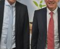 Landrat Wolfgang Lippert (links) als Aufsichtsratsvorsitzender der Kewog, und Geschäftsführer Bernd Büsching können mit dem Jahresabschuss 2016 zufrieden sein. Gut eine Million Euro findet sich dort als Überschuss. Und der soll auch für die weitere Sanierung der Kewog-Wohnungen im Landkreis verwendet werden.

	Bild: ws