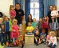 Da freuen sich die Kinder. Spielsachen im Wert von 400 Euro spendierte der Opelclub aus Wackersdorf dem Kindergarten St. Jakobus in Hohenburg. Hinten, von links: Kassenwart Monika Lichleder, Vorsitzender Alexander Heindl, Kindergartenleiterin Brigitte Semmler und Monika Mosner. 	Bild: bö