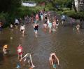 Eine gute Erfrischung. Mit ihren bunten Booten wandern die Kinder durch die Luhe.	Bild: mld