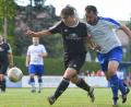 Durch zwei späte Tore von David Janda (rechts), hier im Zweikampf mit Marco Rogler, besiegte die SG Fuchsmühl am Freitag den TSV Konnersreuth II mit 2:0.	Bild: Schrems