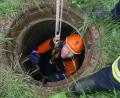 Korbinian Kraus lässt sich in den dunklen Kanal abseilen, um einer abgestürzten Person zu helfen.