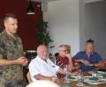 In einem kurzen Statement berichtete Oberstleutnant Christoph Huber den über 30  "Ehemaligen" über die Mission in Litauen. 	Bild: frd