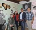 Bürgermeister Edgar Knobloch (Mitte) übergab den original zum Elvis-Flügel gehörenden Klavierhocker an Kulturmanagerin Birgit Plößner (links) und Heimatvereinsvorsitenden Willi Buchfelder (rechts).	Bild: abu