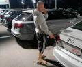 Johann Moor neben dem über 60 000 Euro teuren Audi RS5, der mit steckendem Schlüssel auf dem Abstellplatz stand.	Bild: exb