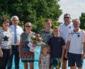 Die Bademeister sowie die stellvertretenden Bürgermeister Johanna Mertins (links) und Kurt Koppmann (Zweiter von links) gratulierten Eva Weller-Vanino. Sie war der 100 000. Badegast in diesem Jahr im Freibad Perschen. 	Bild: cfd
