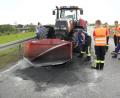 Der große containerartige Frontanbau löste sich und krachte während der Fahrt auf die Kreisstraße. Wegen der Beschädigungen war der Traktor nicht mehr fahrbereit. 	Bild: dob