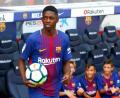 Ousmane Dembélé (links) und Kylian Mbappé stehen am Wochenende im Fokus. Nach ihren Millionen-Transfers streifen sie sich erstmals das Trikot ihrer neuen Vereine über: Dembélé für den FC Barcelona und Mbappé für Paris St. Germain.	Bilder: dpa (2)