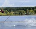 Marcel Friedrich zeigte beeindruckende Sprünge und setzte sich am Ende in der Wertung "Open Men" beim "King of the Lake" auf dem Steinberger See knapp durch. 	Bild: Hösamer