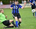 DJK-Abwehrspieler Markus Hüttner (links) geht gegen Patryk Bytomski (SpVgg SV II) kompromisslos zur Sache. Die Bayernliga-Reserve setzte sich im Weidener Stadtderby mit 2:1 durch.

	Bild: A. Schwarzmeier