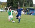 Kreisklassen-Spitzenreiter TSV Neualbenreuth kassiert am Sonntag bei der SG Fuchsmühl mit 0:1 die zweite Niederlage in dieser Saison. Hier klärt Tobias Riederer (links) gegen den Fuchsmühler David Janda.	Bild: Gebert