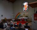 Festprediger Dekan Karlhermann Schötz beschrieb die Bedeutung der Architektur der Kirche so: "Bei ihm, Christus, ist Erlösung in Fülle. So lenkt dieses Altar-Fenster unseren Blick auch heute auf Christus." 	Bilder: inl (2)