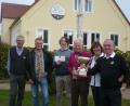 Der Golfclub Stiftland nutzte seinen Heimvorteil und sicherte sich die begehrte Trophäe. Vizepräsident Herbert Bäuml (rechts) überreichte den Wanderpokal an die Sieger. 	Bild: exb