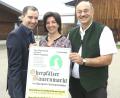 Hubert Piehler, Sabine Schindler und Josef Wittmann (von links) werben für den Oberpfälzer Bauernmarkt, der erstmals am   neuen Standort in Schwarzenfeld über die Bühne geht.	Bild: Hirsch