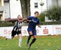 Der TSV Friedenfels entschied am Dienstag das Derby bei der SG Fuchsmühl knapp mit 1:0 für sich. Hier kämpfen der Fuchsmühler Lukas Trösch (rechts) und Gäste- spieler Sebastian Dietz um den Ball.	Bild: heh