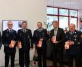 Stephan Meindl (links), Vorstand der Firma Horn Glass Industries, überreichte den Gästen (von rechts) Kreisbrandrat Andreas Wührl, Bürgermeister Lothar Müller, Kommandant Christian Zölch, Kreisbrandinspektor Lorenz Müller und stellvertretender Kommandant Maximilian Haas ein kleines Präsent.	Bild: flt
