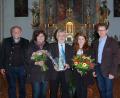 Pfarrer Alfons Forster (links) und Pfarrgemeinderatssprecher Georg Hammer (rechts) dankten den Akteuren Luis Denz (Mitte) und Mirijam Denz (Zweite von rechts) sowie Christa Bauer-Denz.	 Bild: grm