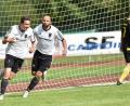 In Jubellaune, wie hier David Frischholz (links) und Martin Scheinherr, ist der TSV Erbendorf schon länger nicht mehr. Sollte das Heimspiel gegen Schlusslicht SV Neusorg in den Sand gesetzt werden, sieht's zappenduster aus für die Steinwaldelf.

	Bild: A. Schwarzmeier