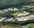 Auf diesem Bild wird die räumliche Trennung zwischen der Hochschule (oben) und der Bereitschaftspolizei (unten) deutlich. Mit der Teilverlagerung nach Kastl werden voraussichtlich ab 2020 aber Gebäude der Hochschule frei, die dann als Unterkünfte für die zusätzlich eingestellten Beamten in Ausbildung der Bereitschaftspolizei zur Verfügung stehen.	Bild: Gebhardt