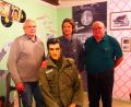 Heimatvereinsvorsitzender Willi Buchfelder (von links), Toni Zulla von Zulla Creativ aus Weiden und Kassier Willi Gottschalk freuen sich über den neuen Elvis in der Micky-Bar. Der neue Kopf kommt dem Original deutlich näher.	Bild: abu