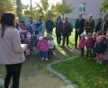 Kinderhausleiterin Sigrid Eger bei der Begrüßung zur Übergaben des neugestalteten Fußfühlpfad im Kinderhaus „Die kleinen Hankerler“. Klar, dass sich die 126 Kinder der Einrichtung freuten, endlich wieder barfuß laufen zu können.