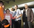 Gruppenbild mit Labrador-Hund "Nick". Es zeigt (von links) Gruppenleiterin Claudia Krutina, den stellvertretenden KF-Vorsitzenden Stefan Duscher, Gruppenmitglied Annette, Geschäftsführerin Margit Gerber, Praktikantin Leonie und den Vorsitzenden der Kolpingsfamilie, Josef Fenk. 	Bild: Hirsch