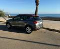 Ja, der Baum war schon schief, als wir mit dem Seat Arona am Strand von Sitges bei Barcelona vorfuhren. Der neue Crossover auf Polo-Basis geht im November in Deutschland an den Start.	Bilder: Ascherl (2)