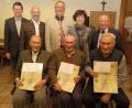Josef Schöndorfer ist seit 80, Michael Krämer seit 75 und Josef Söllner (sitzend von links) seit 70 Jahren beim FC Schwandorf. Reinhard Mieschala, Ulrike Roidl, Peter von der Sitt, Kurt Mieschala und Thomas Fink (stehend von rechts) gratulierten den Altersjubilaren.	Bilder: Hirsch(2)