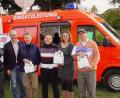 Beim Charity-Turnier des Rettungszentrum Regional Oberpfalz Nord (RZR) war das Fahrzeug vorm Clubhaus postiert. Links GC-Vizepräsident Bäuml mit den erfolgreichsten Teilnehmern. 	Bild: exb