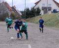 Die SG Fuchsmühl gewann am Dienstag das Derby auf dem Hartplatz des SV Pechbrunn mit 4:2. Hier kämpfen Daniel Höfer (Fuchsmühl/blaues Trikot) und der Pechbrunner Daniel König um den Ball.	Bild: Gebert
