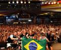 10 000 Menschen und "alle Troglauer Buam" - aber nur die im Vordergrund stammen tatsächlich aus der Oberpfalz. Die anderen sind Besucher des Oktoberfests in Blumenau stammen aus Brasilien.	Bild: stg