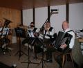 Aus der Karpfenmusik machte man kurzerhand ein „Karpfenqartett“. Zünftig wurde aufgespielt. Mit ihrer Musik begeisterten die Falkenberger Musiker ihr begeistertes Publikum. Bild: wro
