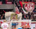 Kölner Fans halten während der Partie gegen 1899 Hoffenheim ein Banner gegen den Unternehmer und Hoffenheim-Mäzen Dietmar Hopp in die Höhe. Nach den neuerlichen Verunglimpfungen kündigt der Verein rechtliche Schritte an.	Bild: Marius Becker/dpa