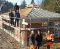 Der Begriff Grillhütte scheint etwas untertrieben. In der Freizeitanlage Gaisweiher entsteht derzeit ein elf mal elf Meter großes Grillhaus. Die Zimmerer setzen dem quadratischen Bau den "Hut" auf. Bis Jahresende sollen die Arbeiten am neuen Jugendzeltplatz in Flossenbürg abgeschlossen sein. 	Bild: nm