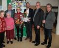 Claudia Englmann (Vierte von rechts) hat die Leitung im Senioren-Servicehaus übernommen. Viel Erfolg wünschten (von links) Ludwig Günthner, Hanna Schrader, Laura Ernstberger und Reiner Bleistein (als Vertreter des Heimbeirates), ebenso Andreas Neugirg, Martin Weiß und Bürgermeister Wolfgang Braun. 	Bild: wro