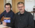 Die Veranstalter Georg Duschinger (rechts) und Gerhard Engel (links) bieten vier Marken im Wert von 2,50 bis zu 8 Euro an.	Bilder: Hirsch (2)