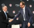 PSA-Konzernchef Carlos Tavares (links) und Opel-Chef Michael Lohscheller stellen  das Sanierungsprogramm "Pace" vor.	Bild: Arne Dedert/dpa