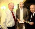 Vorsitzender Reinhard Mieschala und sein Stellvertreter Kurt Mieschala (von rechts) gratulierten Michael Krämer (links) zum 90. Geburtstag und bedankten sich für 75 Jahre Treue zum FC Schwandorf. 	Bild: Hirsch