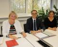 OTH-Präsidentin Andrea Klug (von links) war sich mit Novem-Geschäftsführer Johannes Burtscher und Personalchefin Claudia Bahmann einig: Von den neuen Kooperationsverträgen profitieren beide Seiten.	Bild: exb