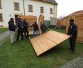 Beim Aufbau der Buden bekommt Franz Göhl (Zweiter von links) Hilfe von fünf jungen Migranten, die kräftig zupacken. 	Bilder: ubb (3)