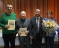 Pfarrer Thomas Stohldreier (Mitte) freut sich mit  Stützen der Pfarrei über ihren langjährigen Dienst.  Von links: Wolfgang Ziegler,  Jakob Fritsch,  Theresia Dobmeier  und Christa Moritz.