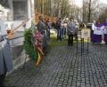 Mitglieder von Feuerwehr, SRK und der Bundeswehr versammelten sich am Thansteiner Kriegerdenkmal zusammen mit Bürgermeister Walter Schauer, Hauptmann Matthias Voß und Pfarrvikar Benny Joseph. 	Bild: dl