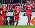 Der Kölner Torschütze Sehrou Guirassy (rechts) jubelt nach seinem Siegtreffer. Die Teamkollegen Matthias Lehmann (links) und Milos Jojic freuen sich einen Tick dezenter.	Bild: Marius Becker/dpa
