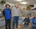 Nicht nur anschauen, sondern auch einmal ein Kaninchen streicheln wollte diese junge Besucherin der Lokalschau. Johannes Zehrer (Ausstellungsleiter Kaninchen), Kassier Markus Pöhlmann und Wolfgang Liedl (Zuchtwart Kaninchen, stehend von links) kamen diesem Wunsch gerne nach.	Bild: ak