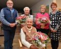 Berta Meier aus Pleystein (hintere Reihe, Zweite von links) unterstützt seit 40 Jahren den AWO-Ortsverein. Dafür danken ihr Vorsitzende Karin Gesierich (rechts) und Josef Schmid (links). 	Bild: dob