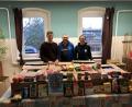 Die Spenden überreichten David Strempel (links) und Leo-Vizepräsidentin Sabine Wessely an Josef Richthammer (Mitte), den Leiter der Jugendhilfestation.

	 Bild: wws