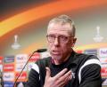 "Wir haben uns schon von ein paar Werten, die wir in den letzten Jahren gelebt haben, wie zum Beispiel Vertrauen, Respekt und Verantwortung ein Stück weit losgelöst." Zitat: Kölns Trainer Peter Stöger