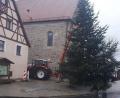 Der OWV Falkenberg kümmerte sich am Marktplatz ums Aufstellen des Christbaums. Unterstützung bekamen die Mitglieder von Valentin Keck aus Bodenreuth, der auch die nötigen Maschinen zur Verfügung stellte. 	Bild: exb