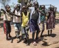 Unter den rund 250 000 südsudanesischen Flüchtlingen im Norden Ugandas sind Tausende Kinder. Obwohl sie viel Grauen gesehen haben, können sie zumindest beim Blick in die Kamera lachen und scherzen. Tatsächlich gelingt es den Familien,	in den gut betreuten Camps langsam ins Leben zurückzufinden.