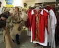 Rainer Hutterer (links) hilft seinen beiden Nikolaus-Kollegen Wilhelm Pauli und Stefan Helgert (von rechts)      beim Ankleiden. Vor allem für den Krampus ist das allein schier unmöglich. 	Bild: Grüner